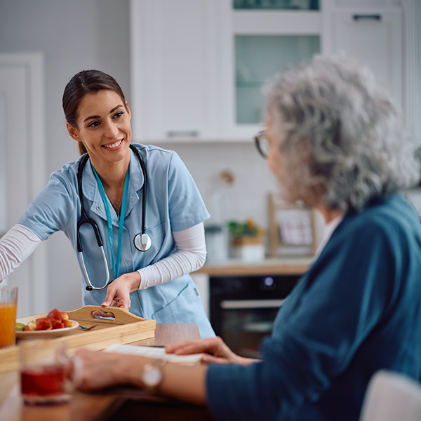 Kostenlose Ausbildung zum/zur Mitarbeiter:in im Patient:innenservice und zur Sitzwache - bfi Bildungscampus Vorarlberg 